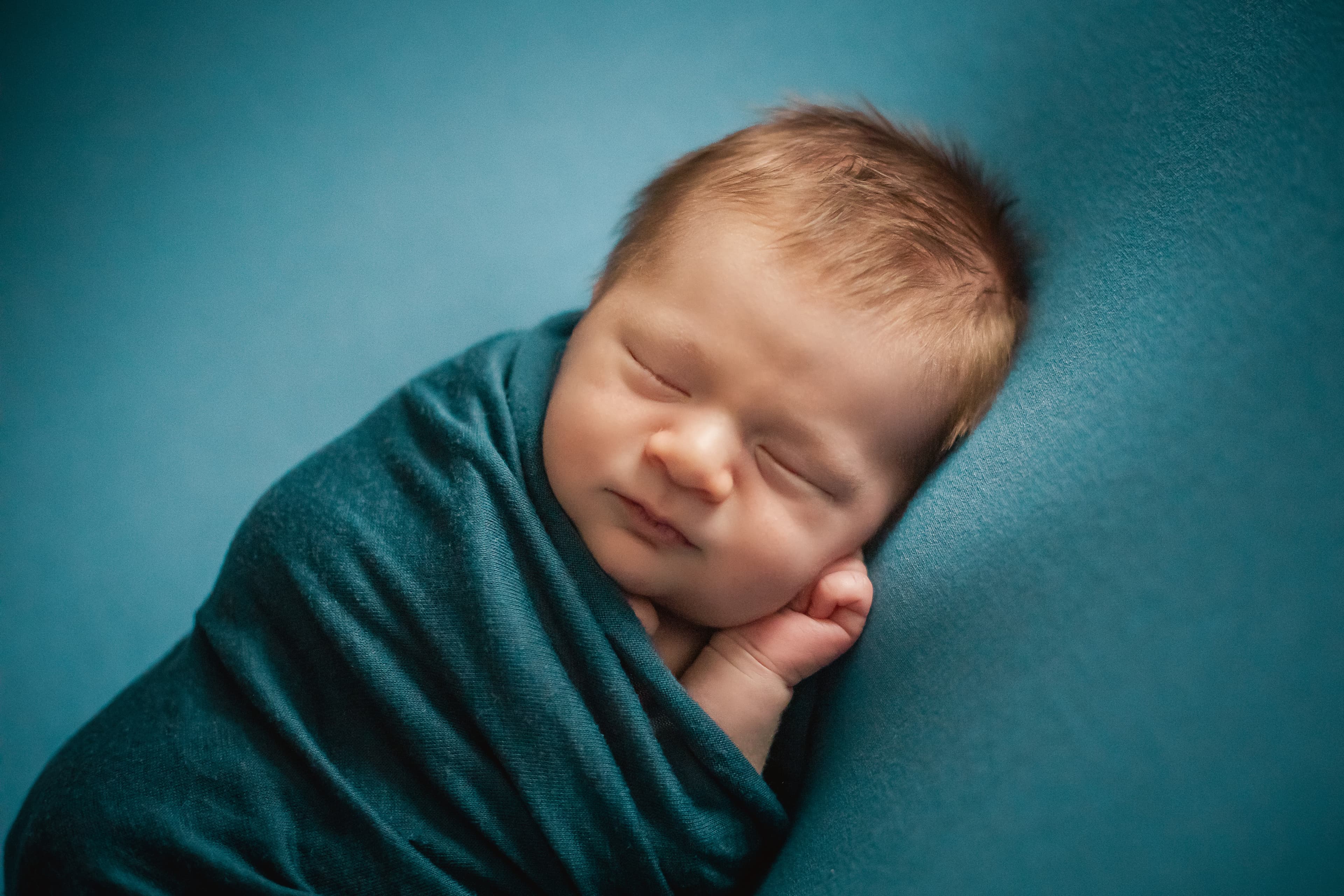 Neugeborenes Baby in den Händen der Mutter