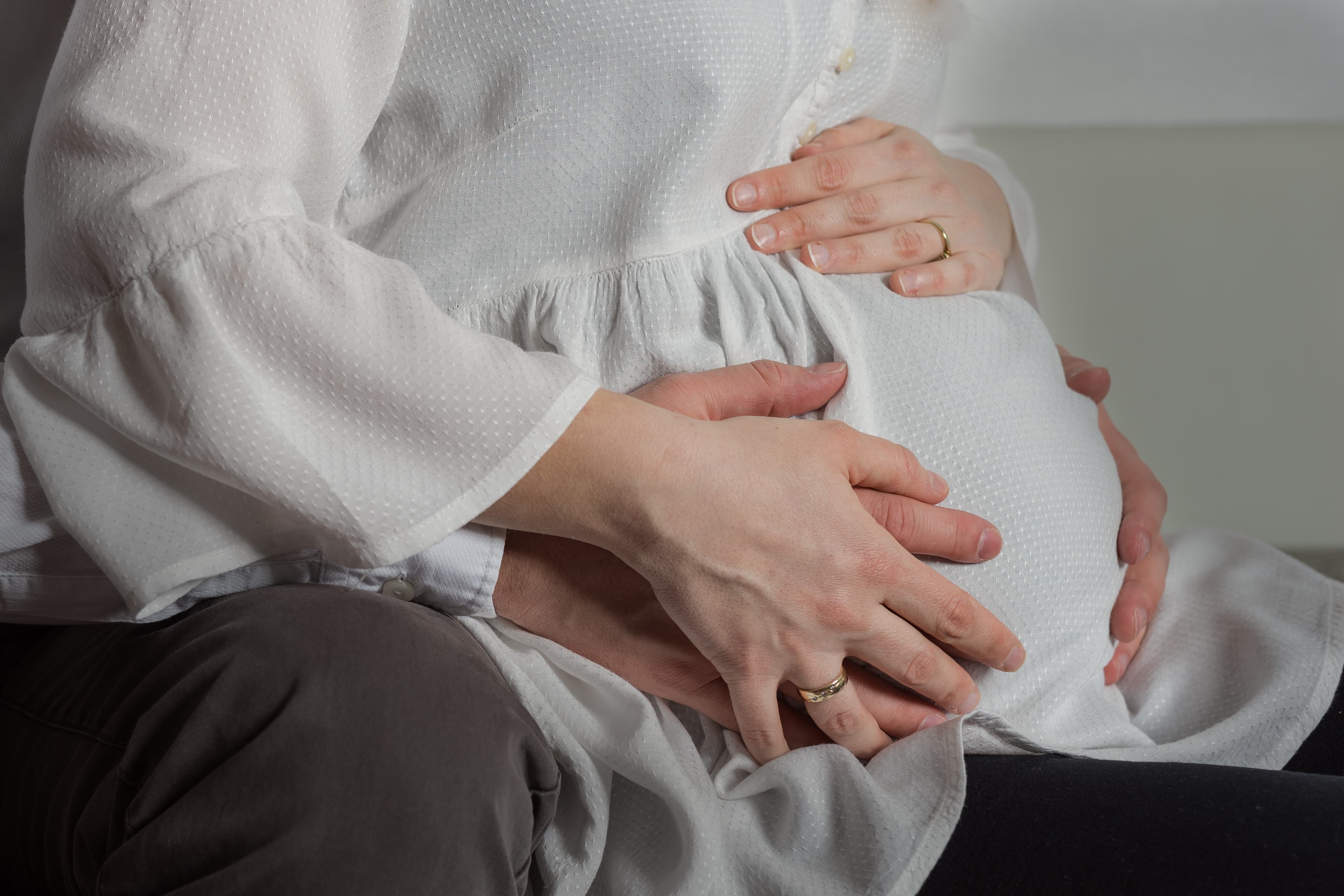 Schwangere Frau hält ihren Bauch